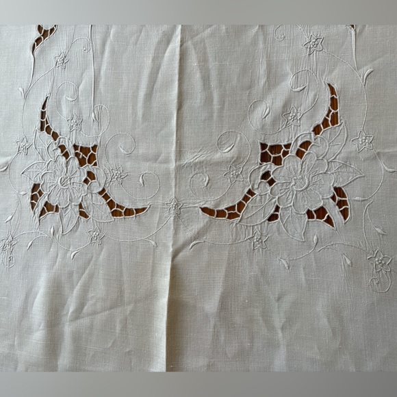 VINTAGE LINEN CUT WORK LONG FORMAL HOLIDAY TABLE CLOTH SZ 62” X 100” - Picture 6 of 7
